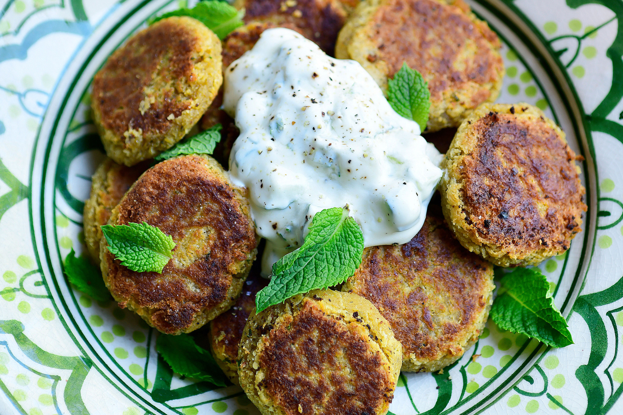 Falafelballetjes met dipsaus